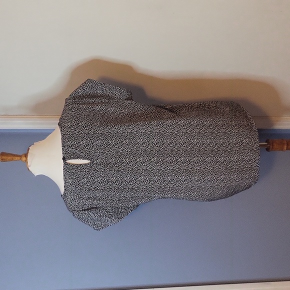 Chico's Animal Print Black White Top 2 Large Short Sleeve Silky Keyhole Back - Picture 4 of 6